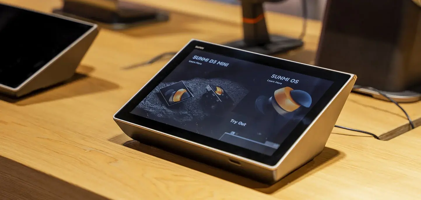 Le terminal de caisse compact SUNMI D3 Mini installé sur le comptoir d'une boutique moderne.