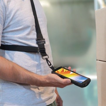 Esta correa para el hombro es ideal para escribir de pie o para llevar su dispositivo móvil. Incluye 2 puntos de sujeción para fijarlo a la funda protectora. La hombrera está reforzada con espuma y la longitud de la correa para el hombro es ajustable.