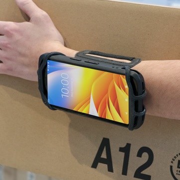 Permet de fixer votre smartphone/terminal à votre poignet ou bras. Ajustable grâce à sa sangle velcro, il permet également une rotation de l'appareil photo en mode portrait/paysage.